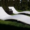 rattan napozóágy párnákkal és asztallal
