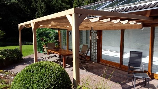Elhúzható pergola építés árnyékoló tetővel